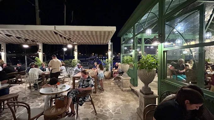 Alaköy Pastanesi Çeşme